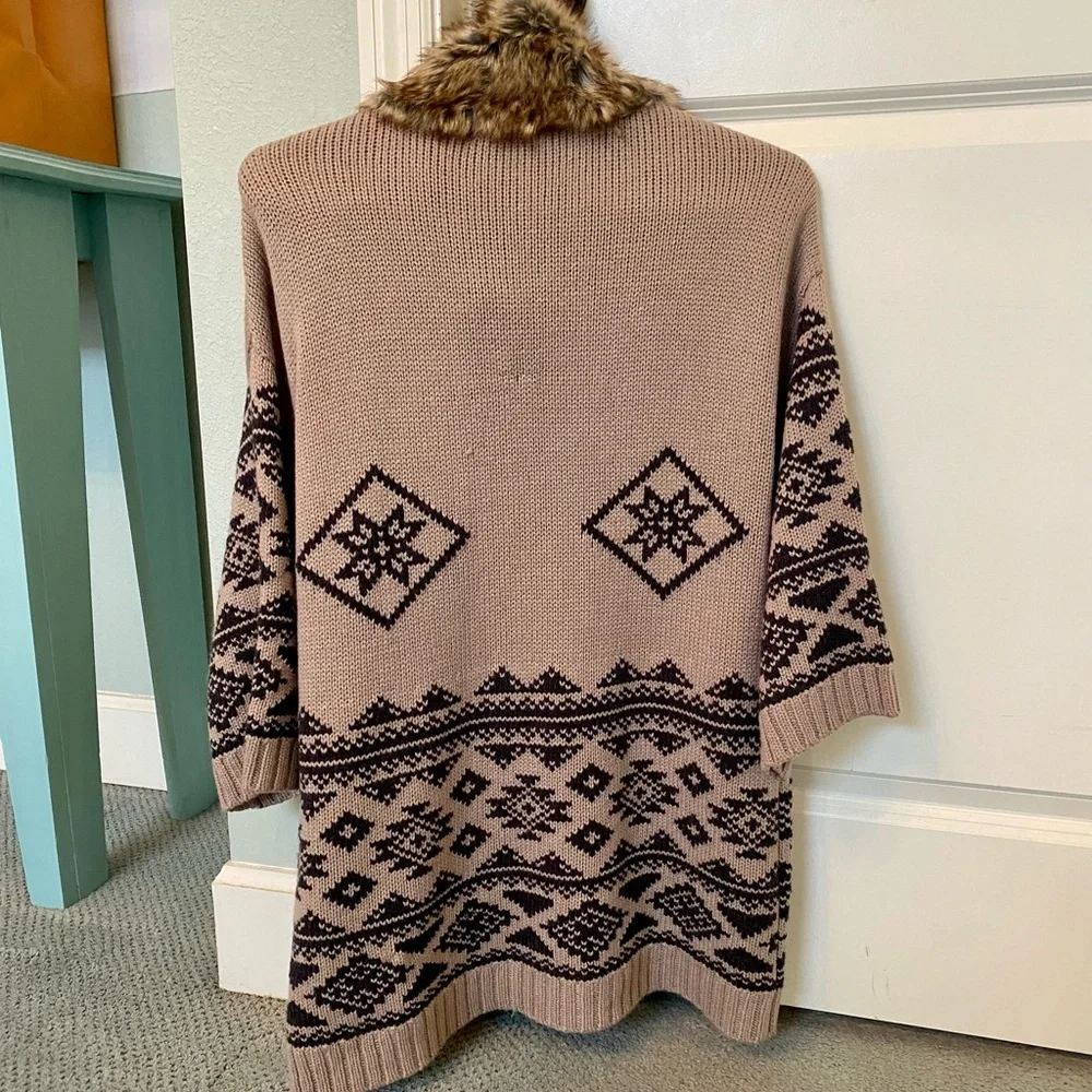 Forever 21 - Faux Fur Knitted Sweater - In great condition!